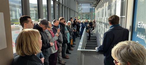 Dr. Joachim Schröder erläuterte den Besucher*innen die Geschichte des Alten Schlachthofs. Fotos (3): HSD